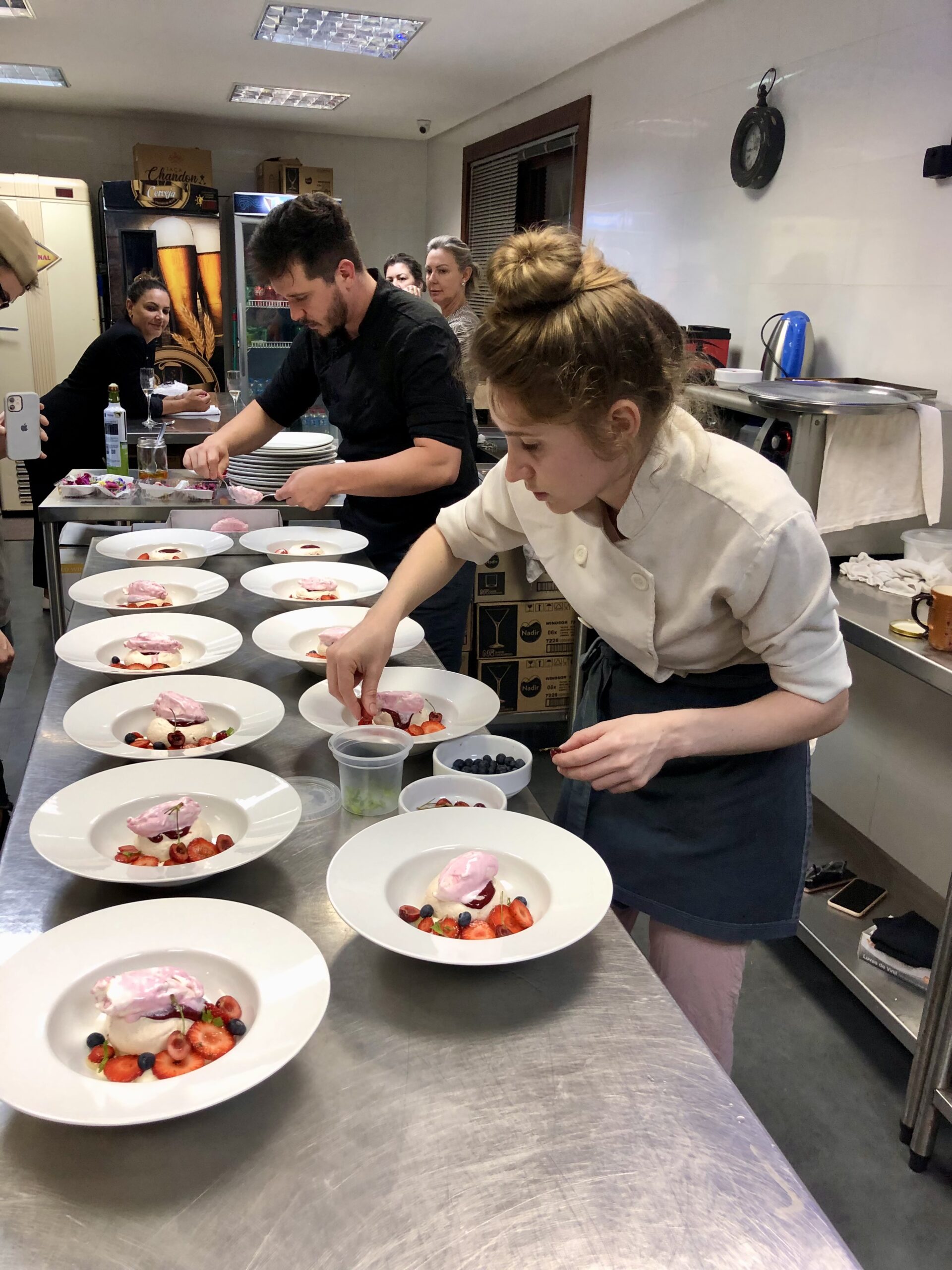 Chefs finalizando a montagem de um prato durante um evento